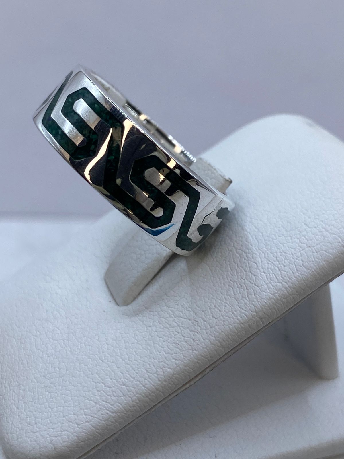 Anillo de Malaquita con Greca Fluida Calada en Plata .925