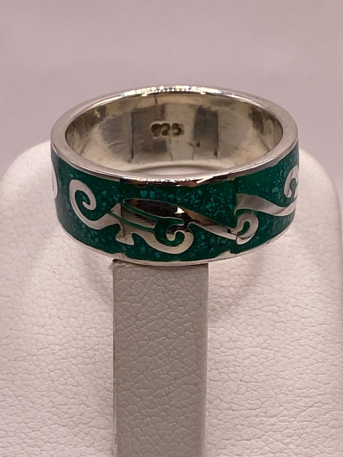 Anillo de Malaquita con Greca Ornamentada