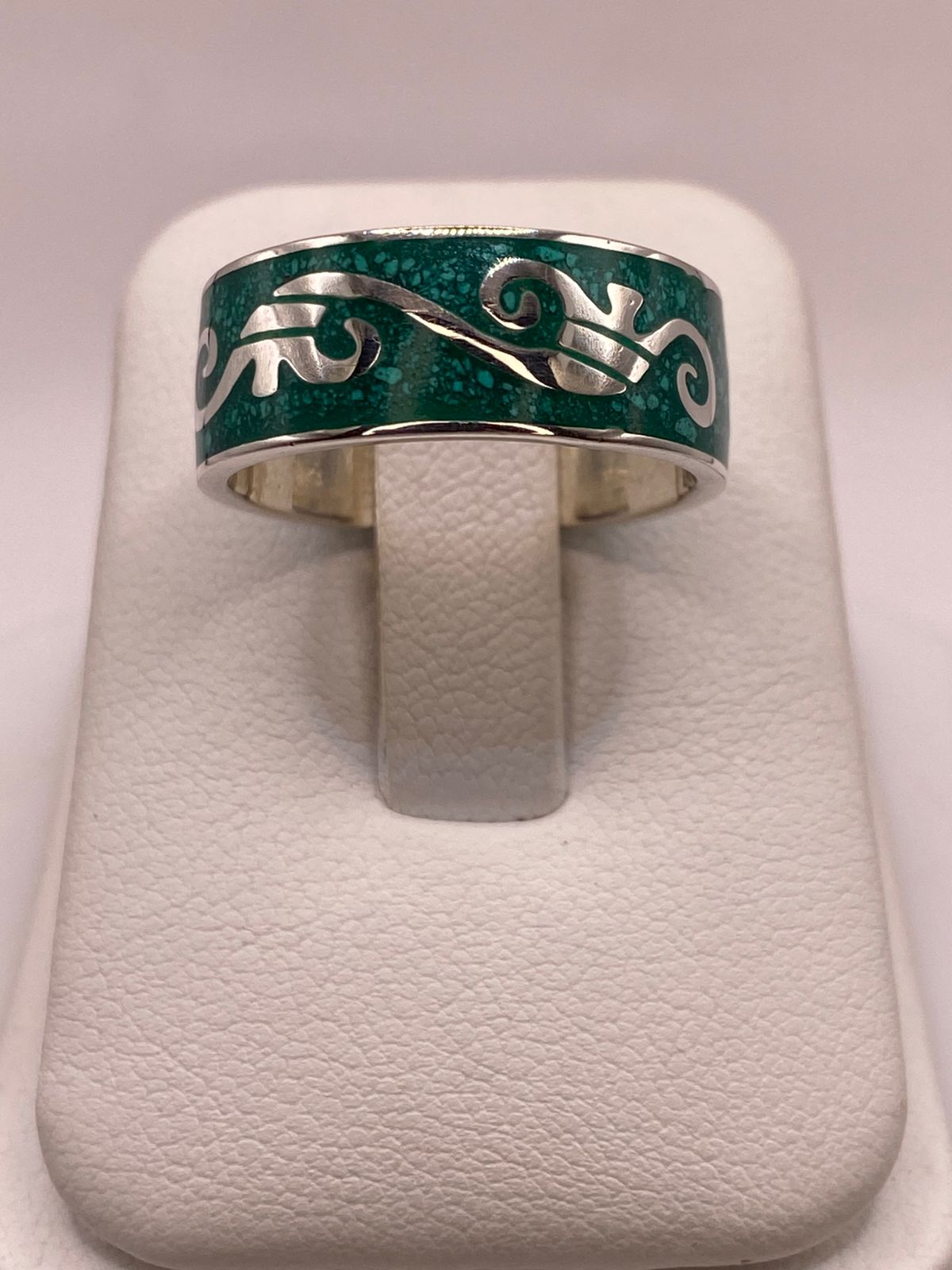 Anillo de Malaquita con Greca Ornamentada