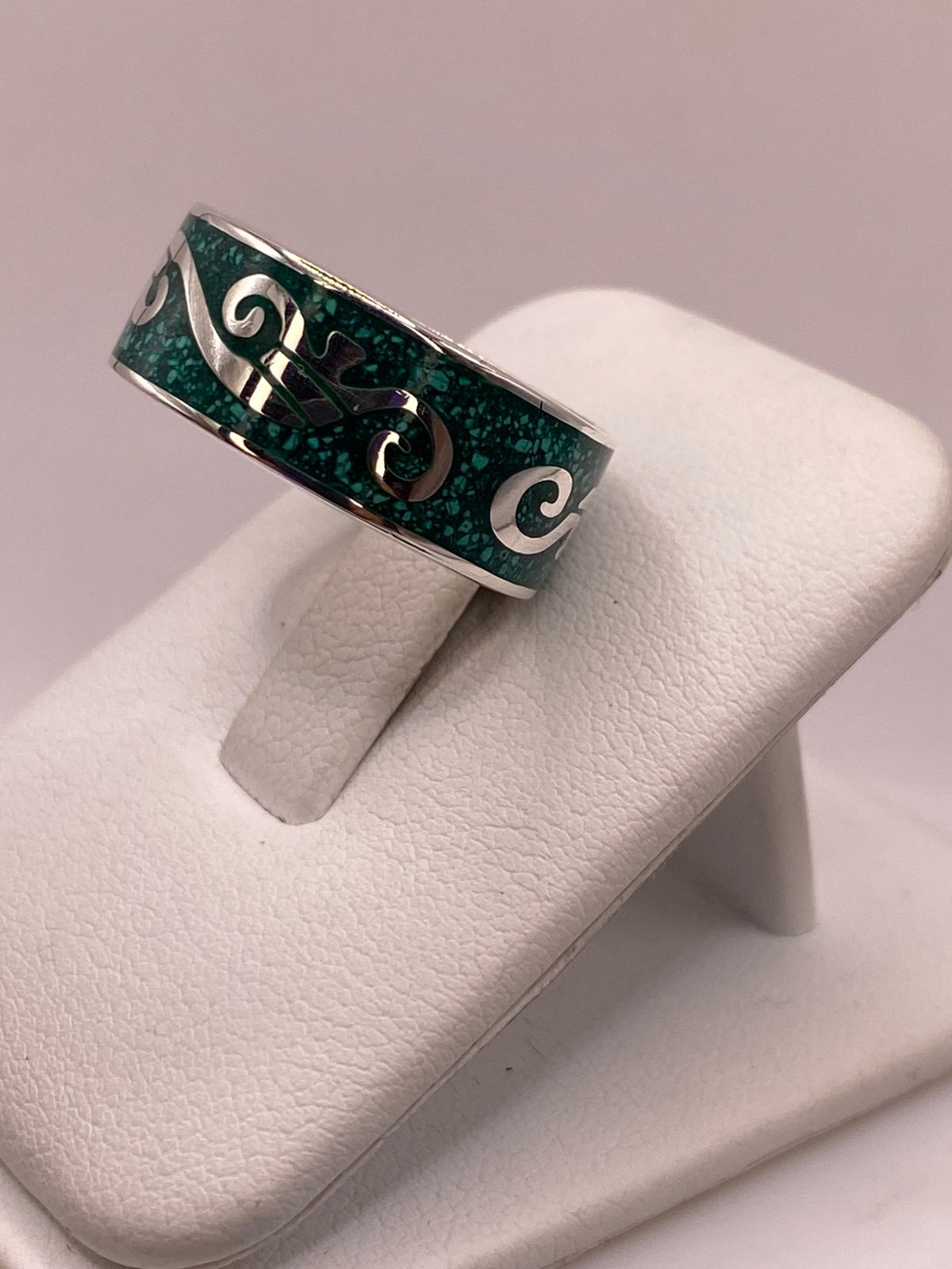 Anillo de Malaquita con Greca Ornamentada