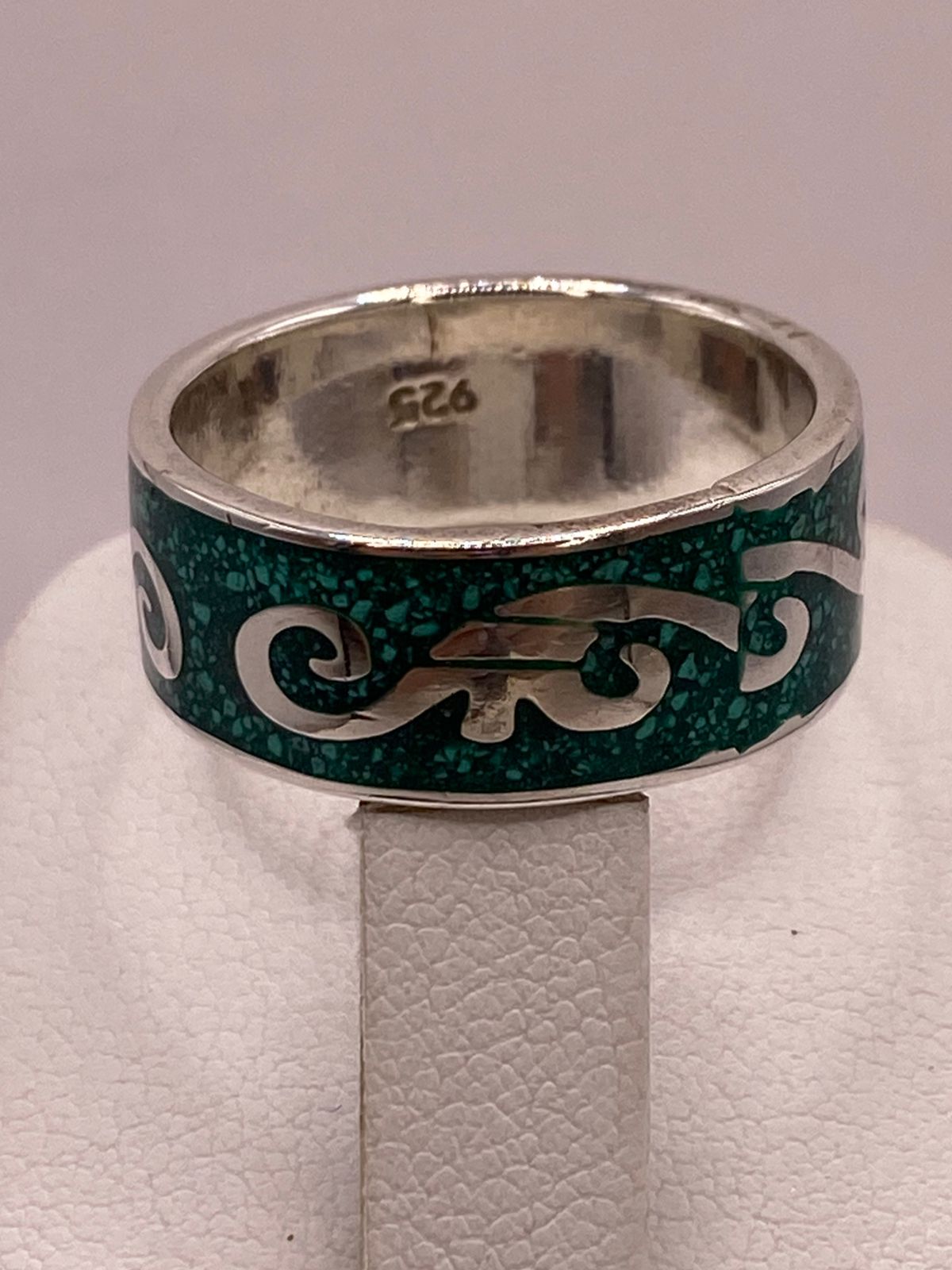 Anillo de Malaquita con Greca Ornamentada