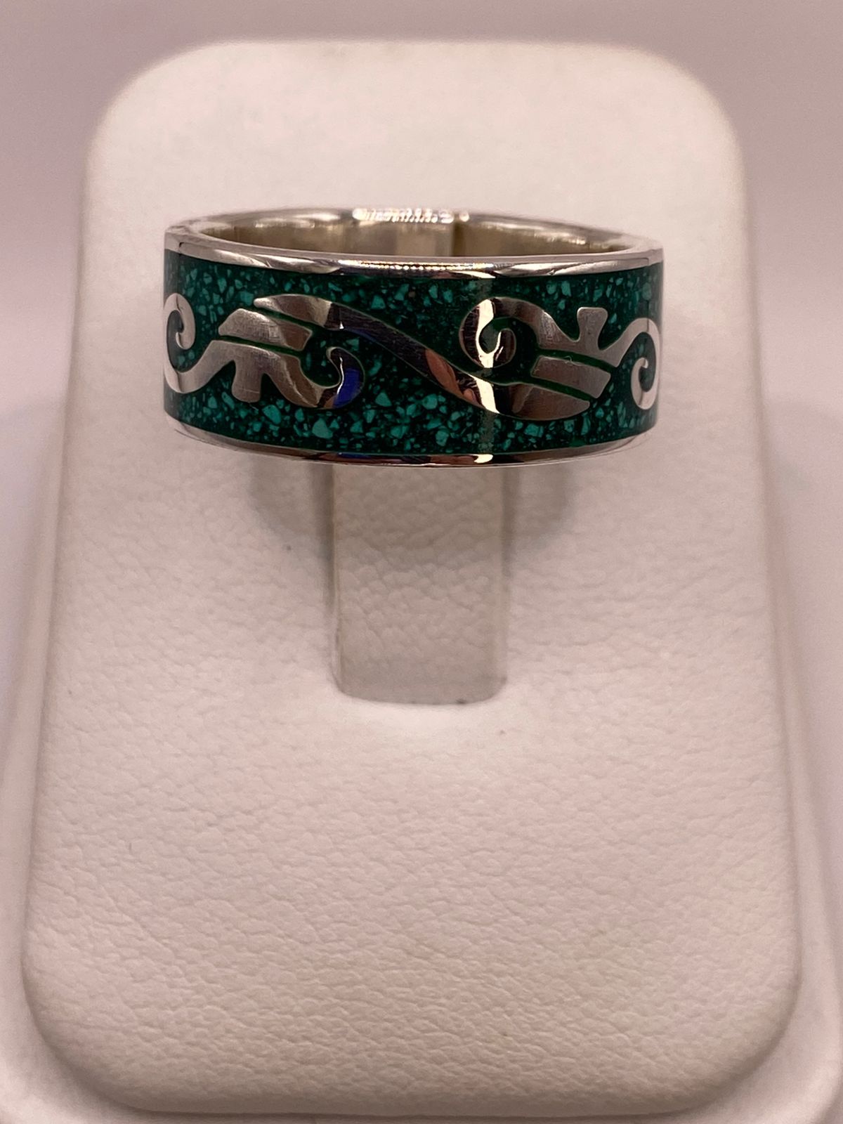 Anillo de Malaquita con Greca Ornamentada