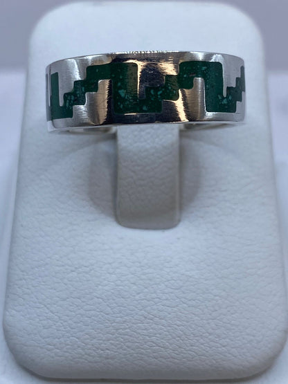 Anillo de Malaquita con Greca Arquitectónica Calada en Plata .925, vista de detalle