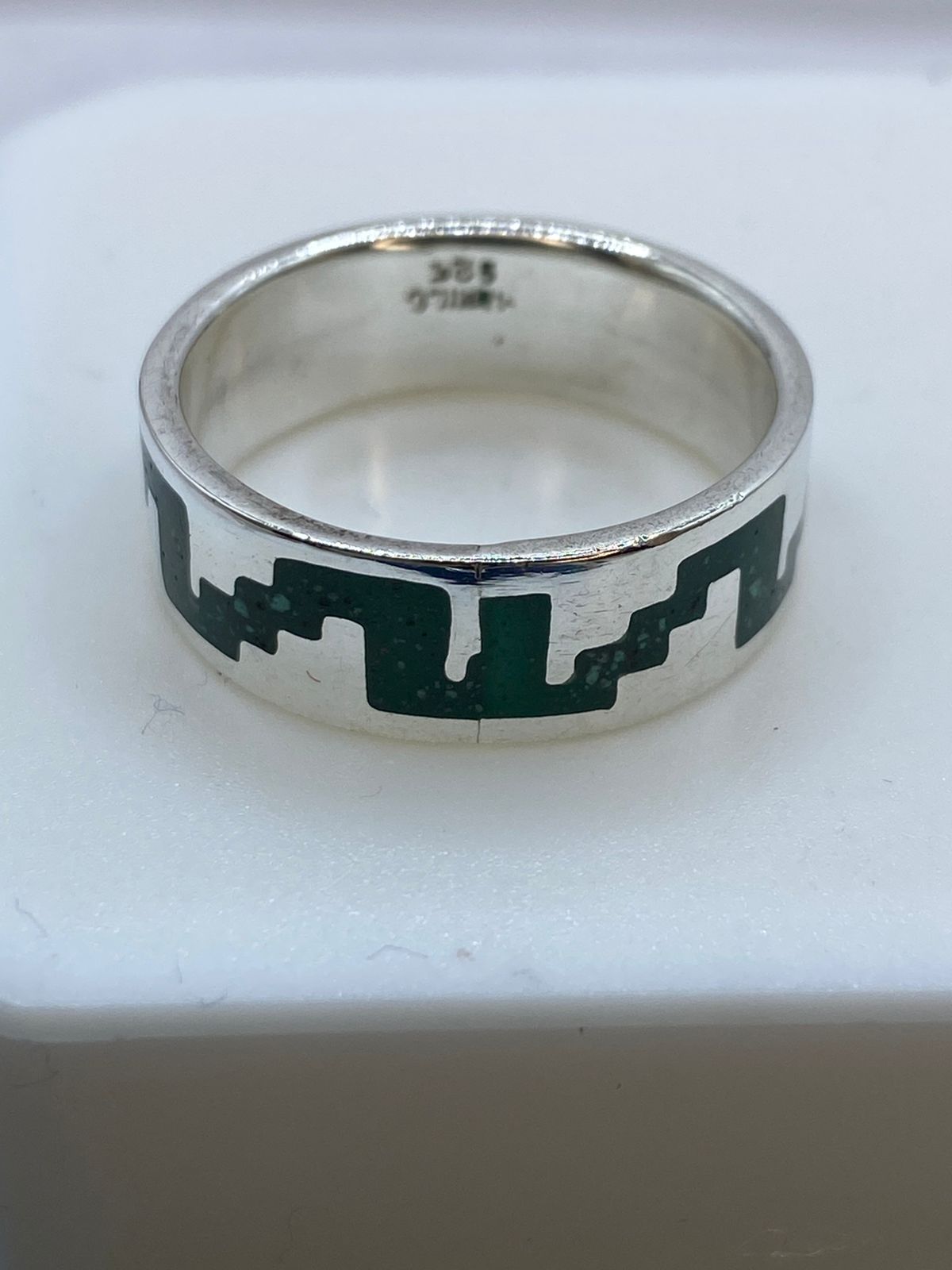 Anillo de Malaquita con Greca Arquitectónica Calada en Plata .925