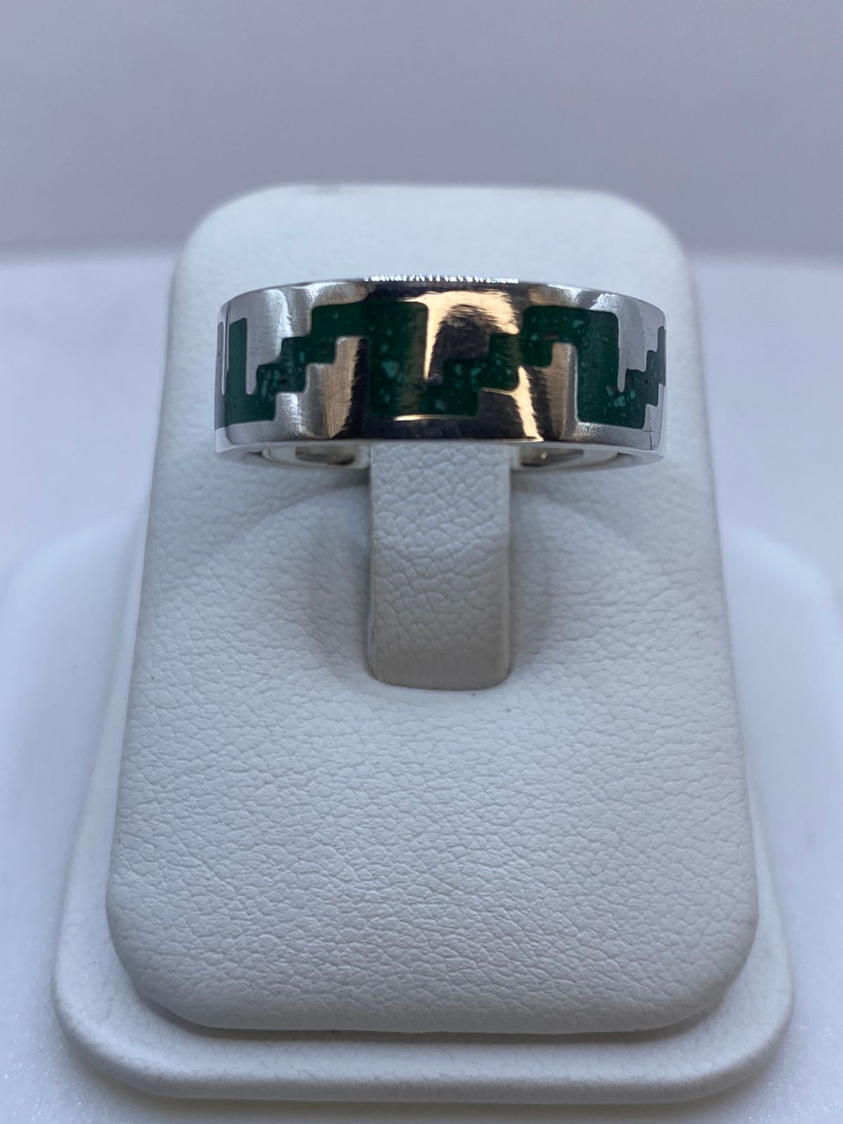 Anillo de Malaquita con Greca Arquitectónica Calada en Plata .925