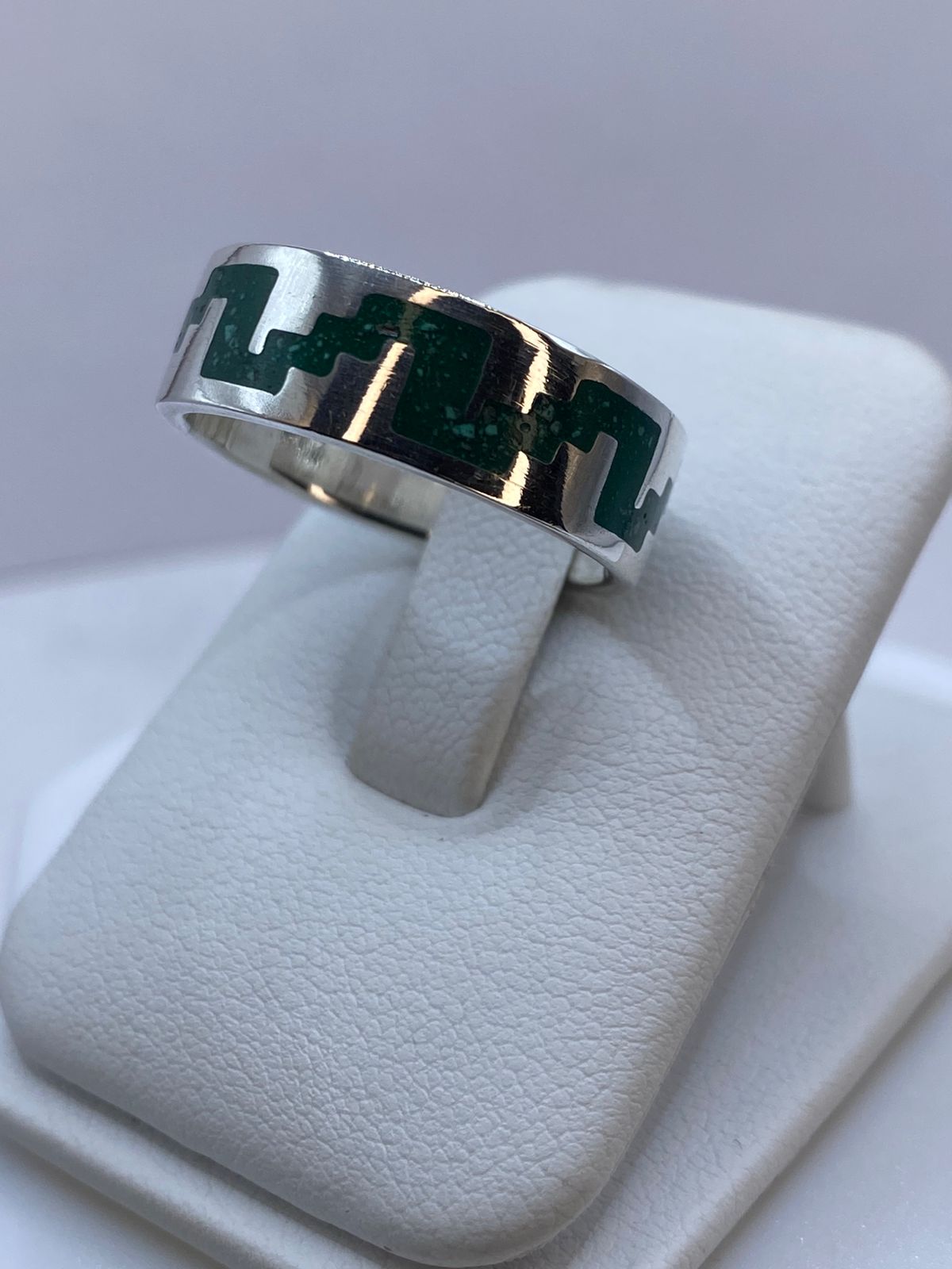 Anillo de Malaquita con Greca Arquitectónica Calada en Plata .925