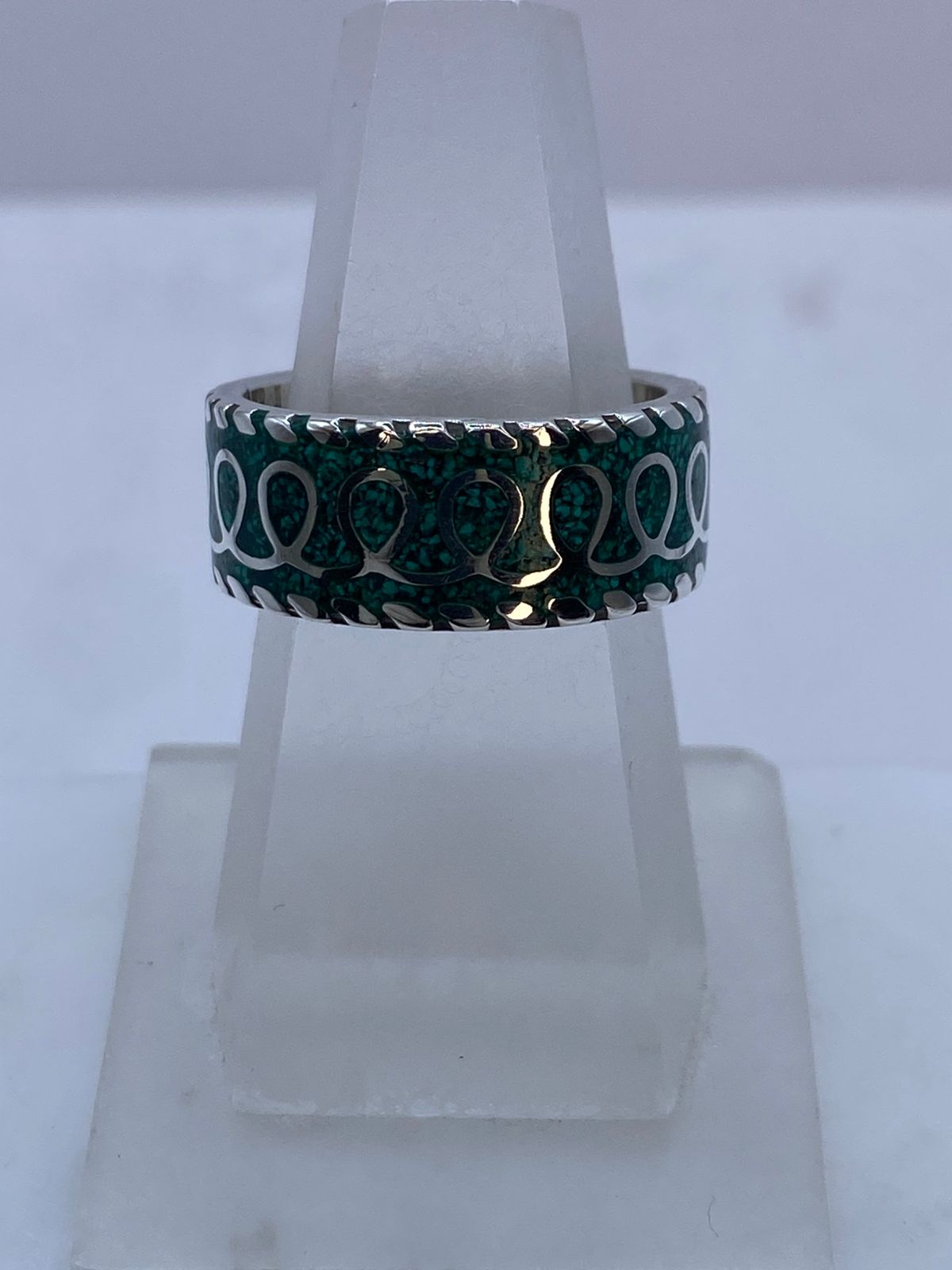 Anillo de Malaquita con Patrón Esculpido en Plata .925