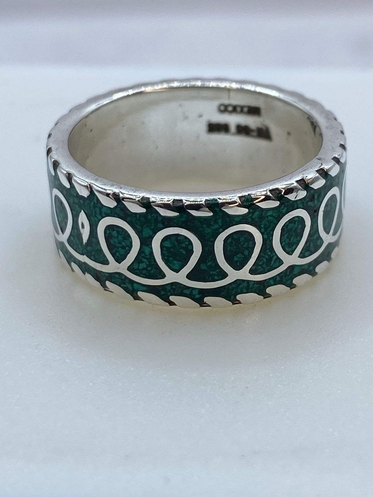Anillo de Malaquita con Patrón Esculpido en Plata .925