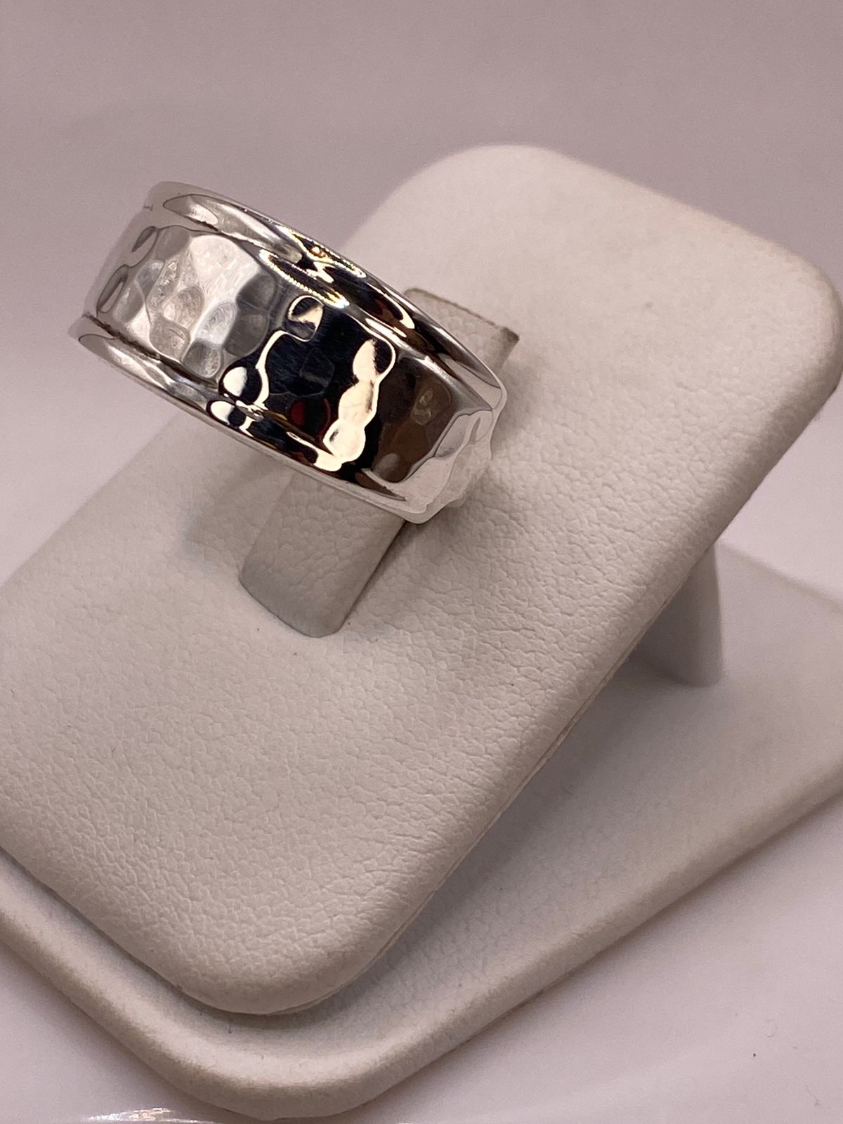 Anillo Martillado Clásico de Plata Ley .925