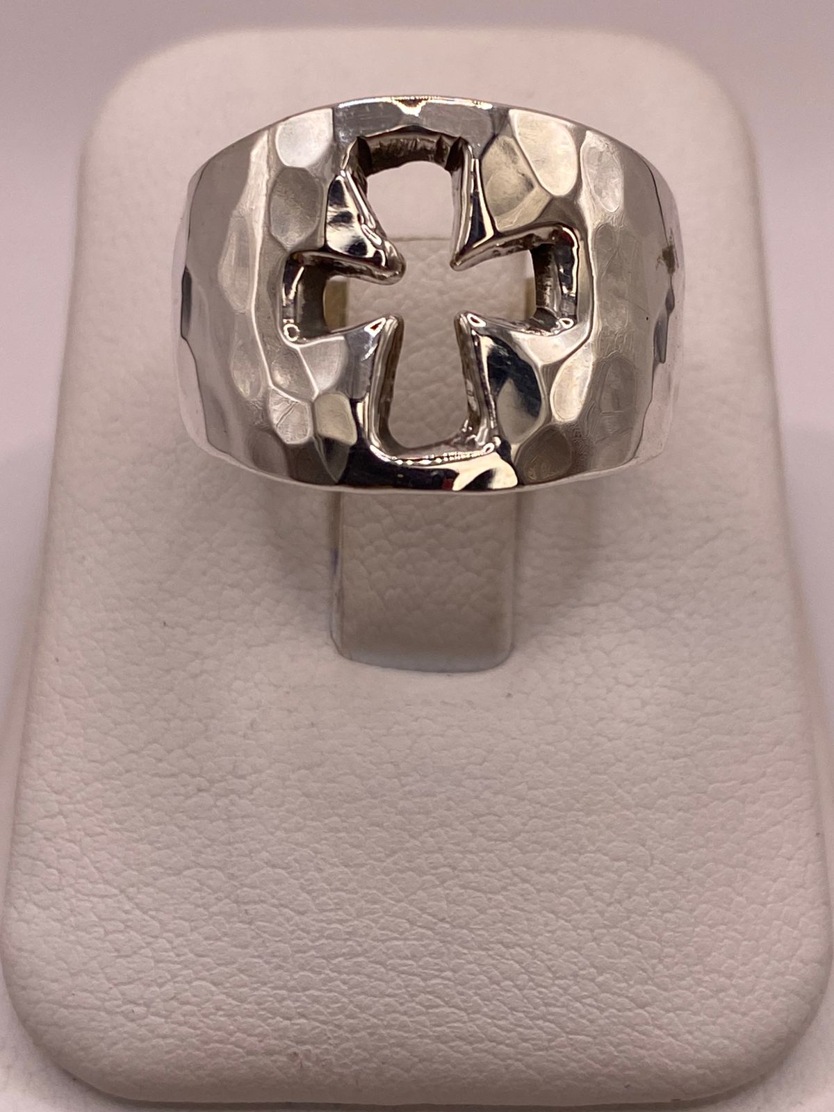 Anillo Martillado con Cruz Recortada en Plata .925