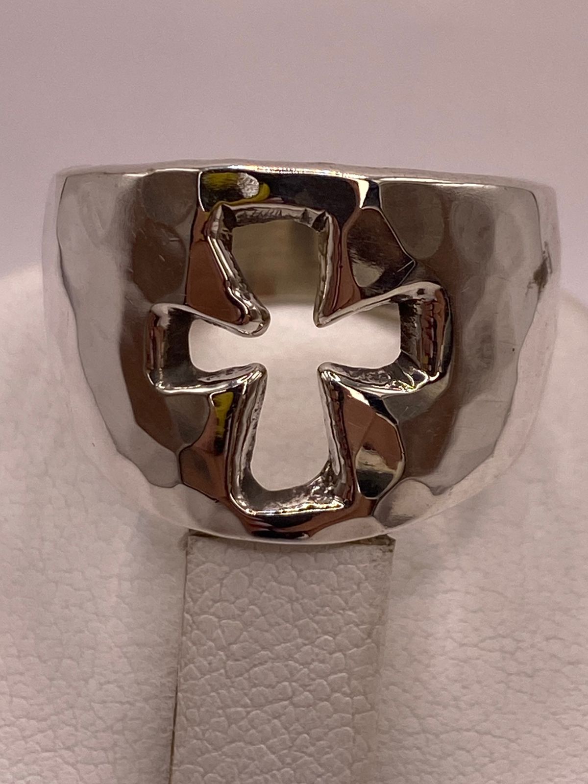 Anillo Martillado con Cruz Recortada en Plata .925