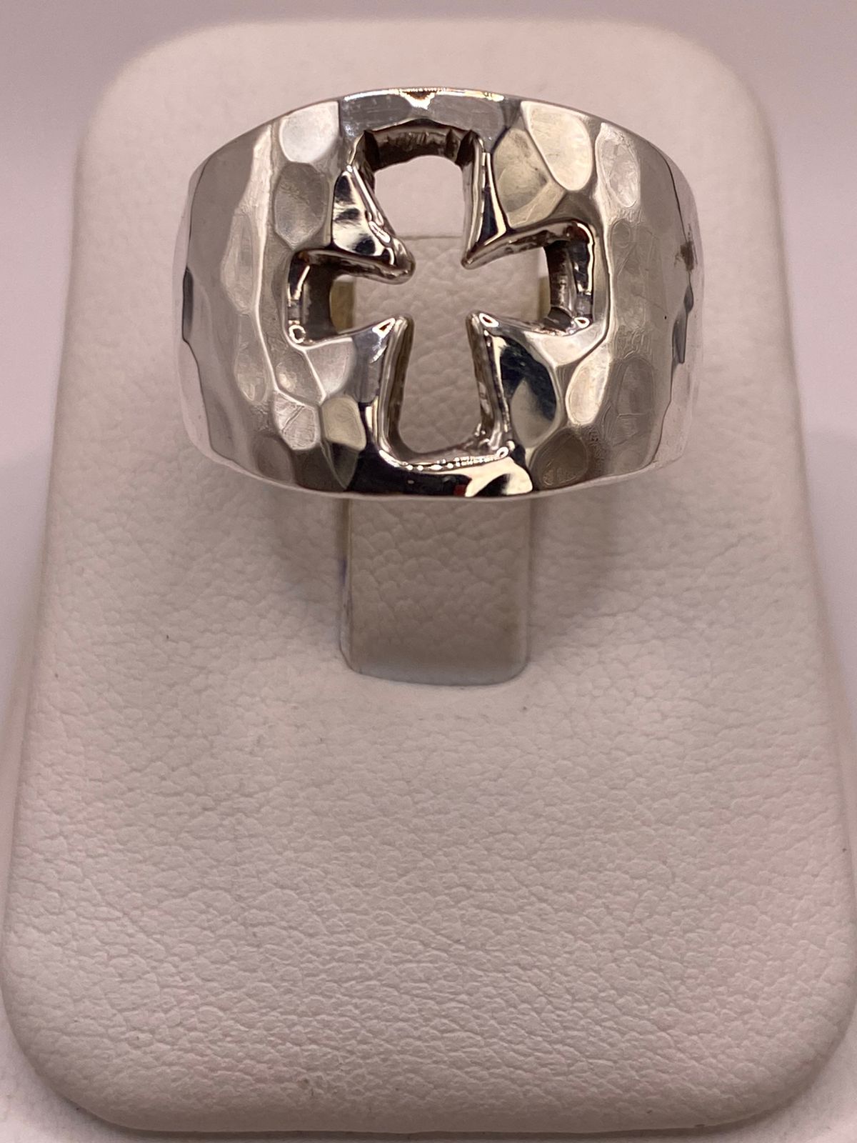 Anillo Martillado con Cruz Recortada en Plata .925