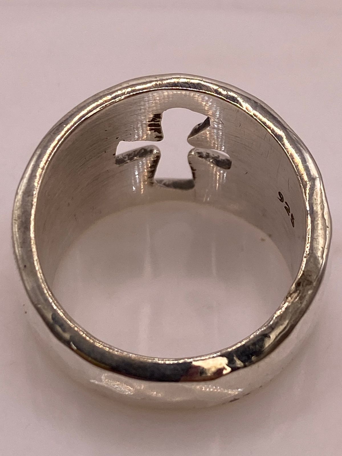 Anillo Martillado con Cruz Recortada en Plata .925