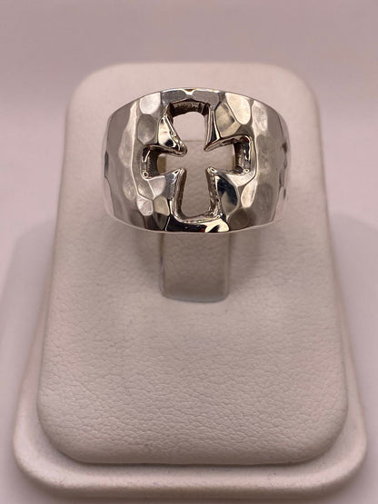 Anillo Martillado con Cruz Recortada en Plata .925, vista frontal