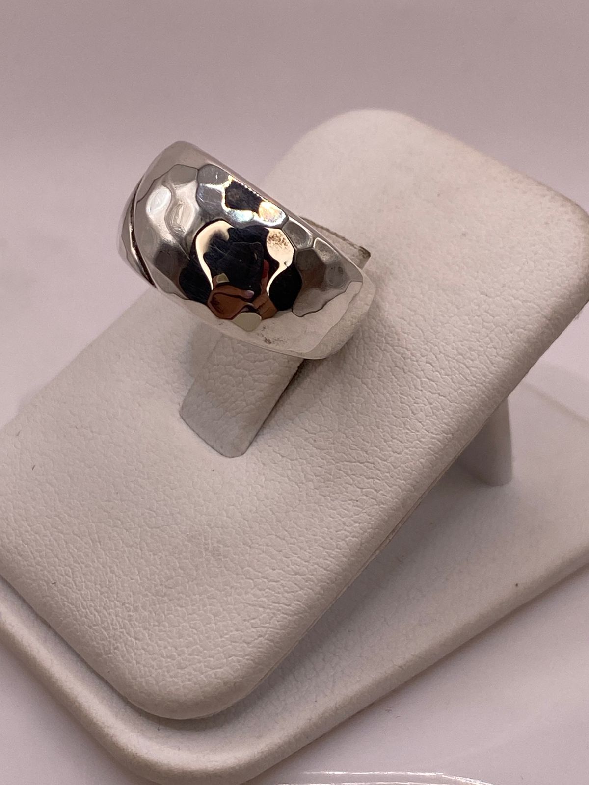 Anillo Martillado de Plata Ley .925 con Línea Diagonal