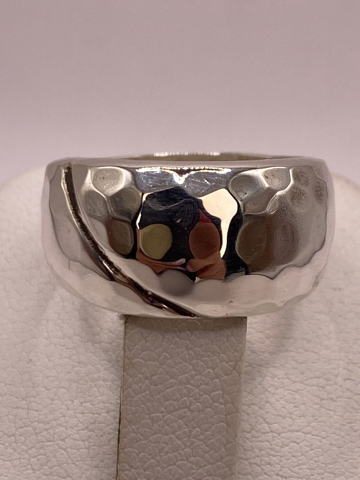 Anillo Martillado de Plata Ley .925 con Línea Diagonal