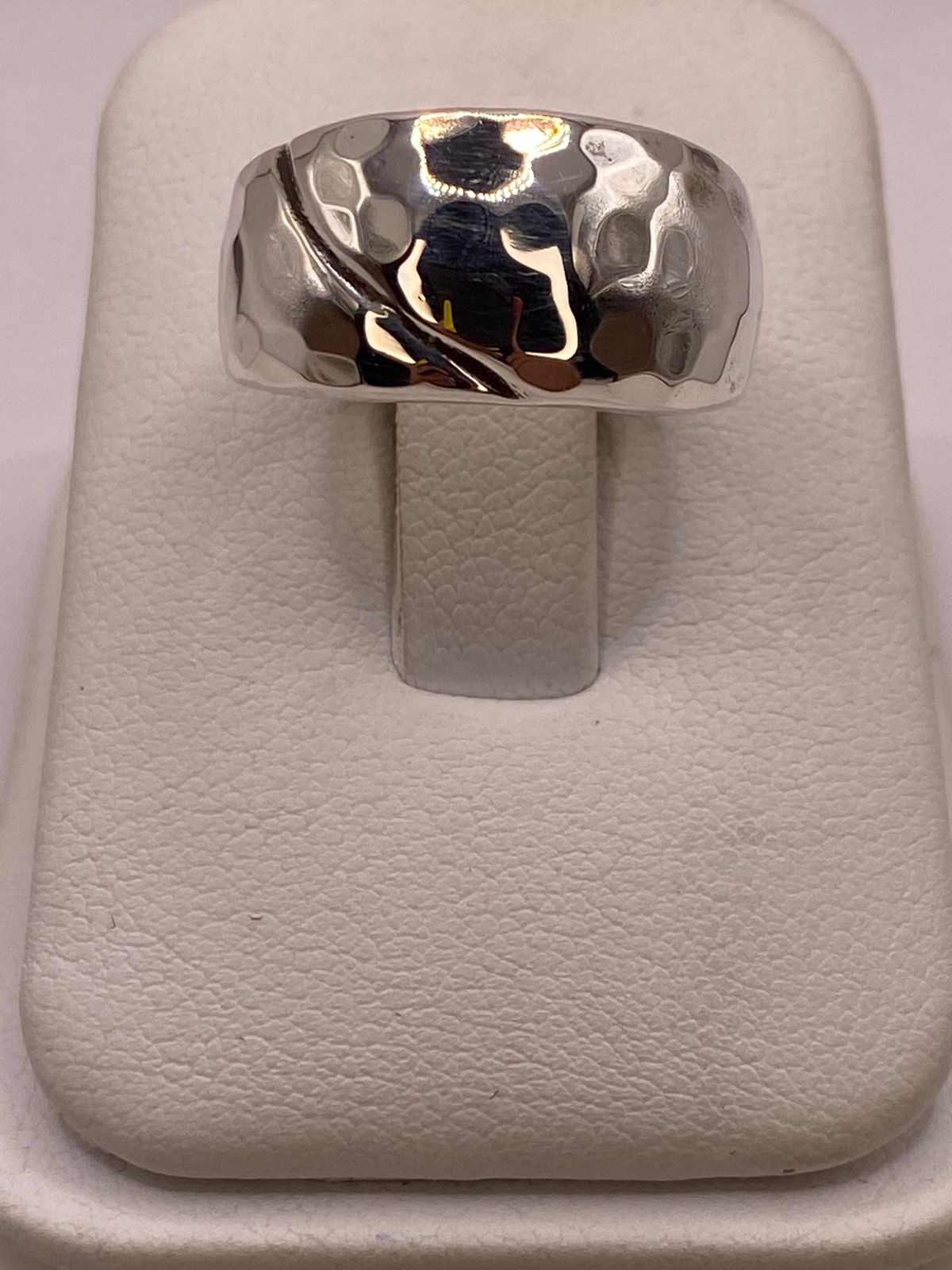 Anillo Martillado de Plata Ley .925 con Línea Diagonal