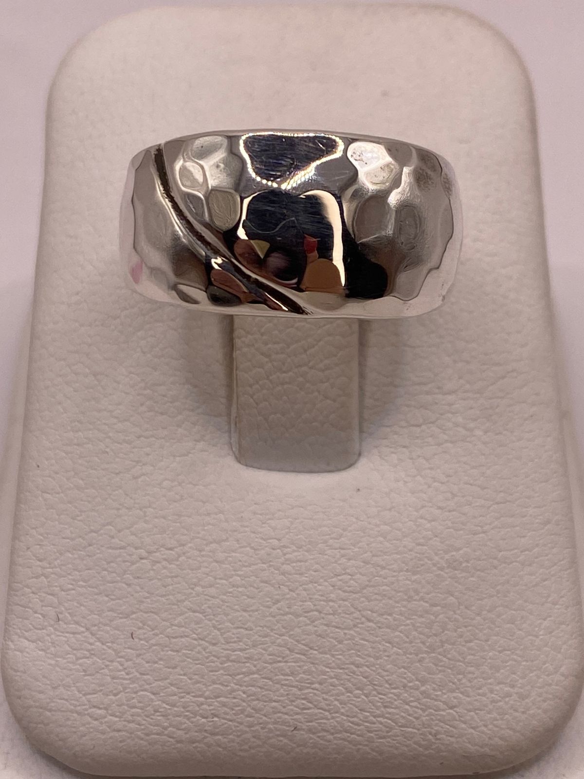 Anillo Martillado de Plata Ley .925 con Línea Diagonal