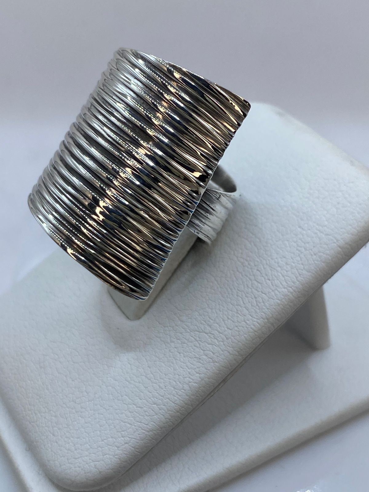 Anillo Maxi Multilíneas Texturizado en Plata .925