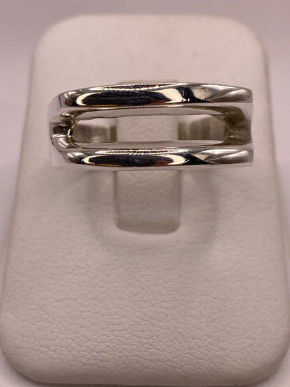 Anillo Minimalista de Plata Ley .925 con Diseño Rectangular, vista frontal