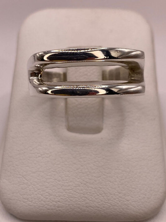 Anillo Minimalista de Plata Ley .925 con Diseño Rectangular, vista frontal