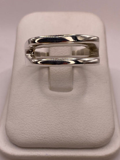 Anillo Minimalista de Plata Ley .925 con Diseño Rectangular, vista de detalle