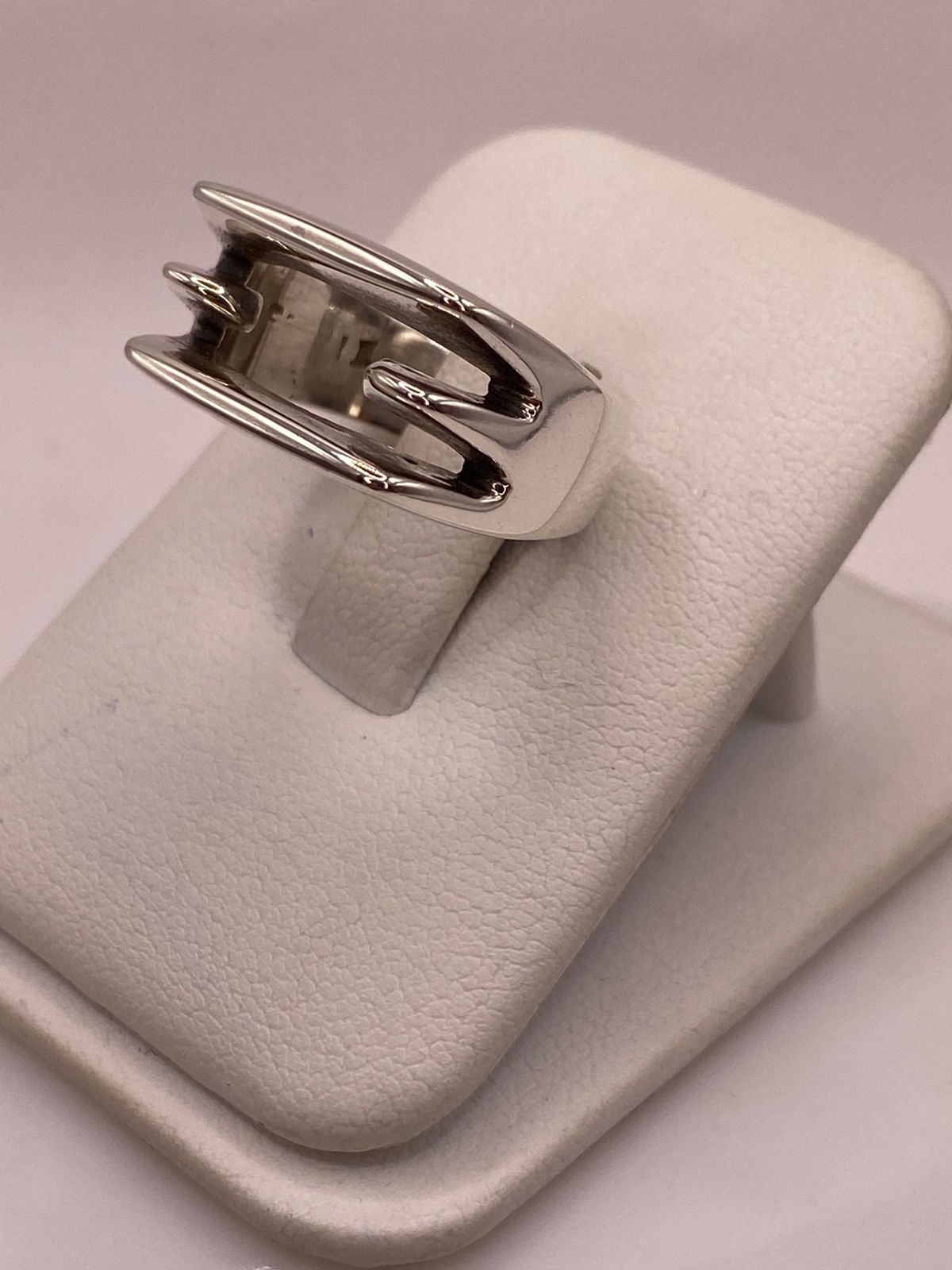 Anillo Moderno de Doble Barra Abierta en Plata .925