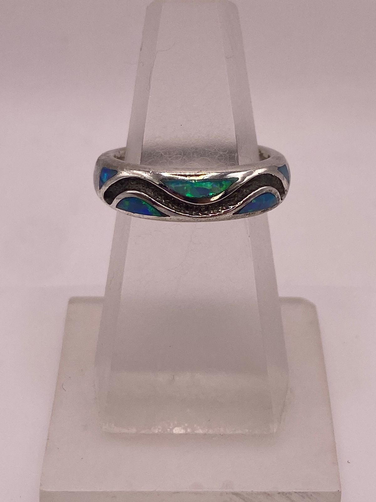 Anillo Moderno Ondulado de Plata 950 con Ópalo de Fuego