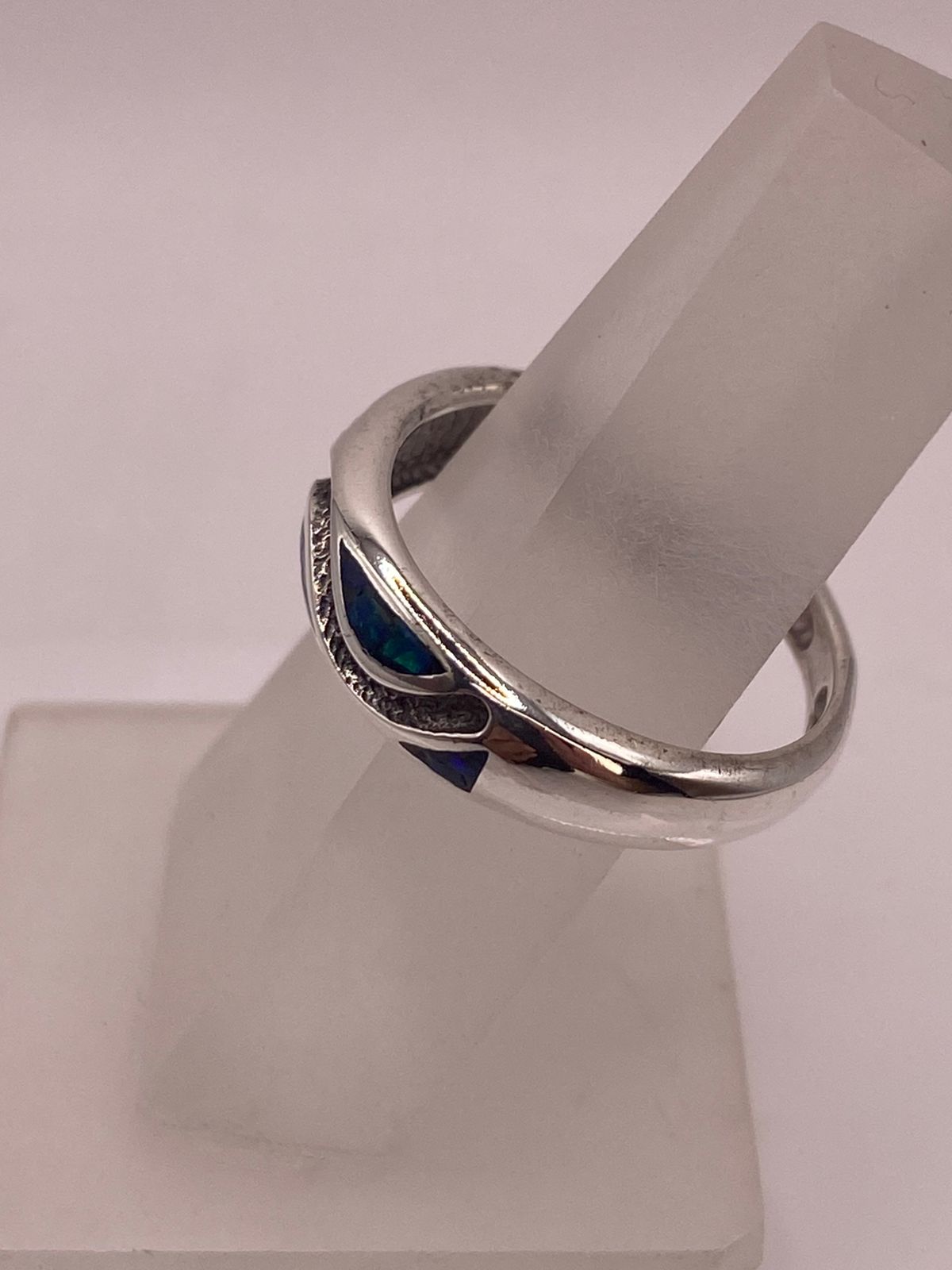 Anillo Moderno Ondulado de Plata 950 con Ópalo de Fuego