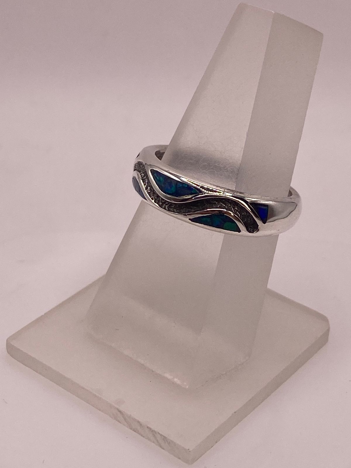 Anillo Moderno Ondulado de Plata 950 con Ópalo de Fuego