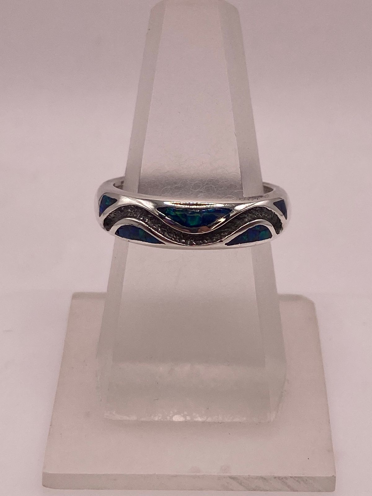 Anillo Moderno Ondulado de Plata 950 con Ópalo de Fuego
