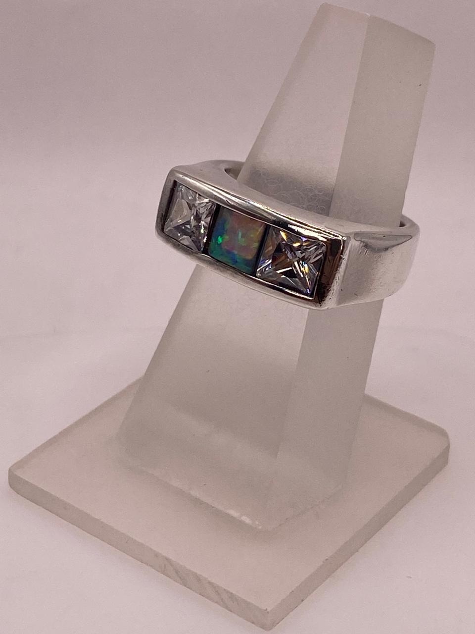 Anillo Moderno con Ópalo de Fuego y Circonias en Plata .925