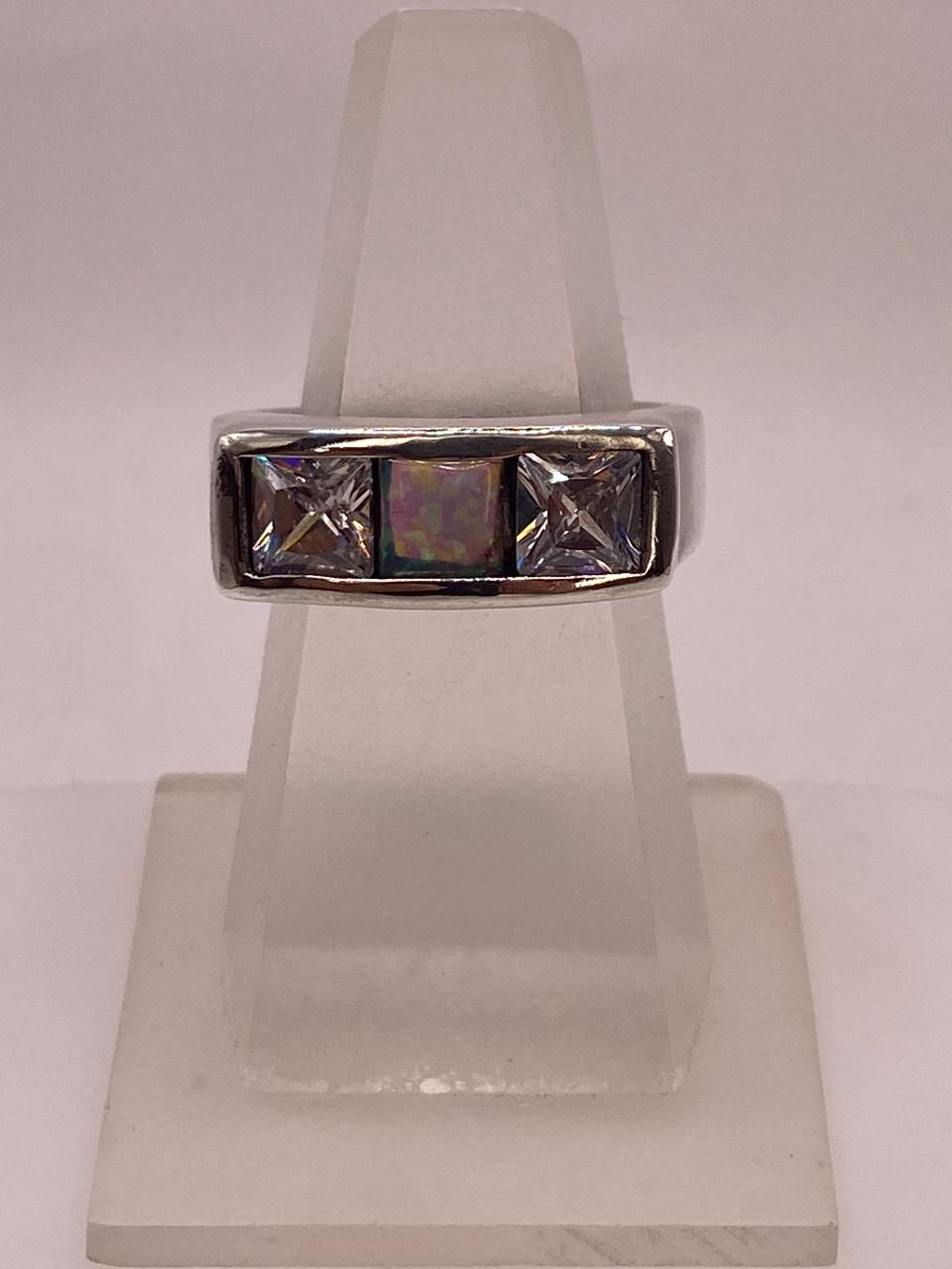 Anillo Moderno con Ópalo de Fuego y Circonias en Plata .925
