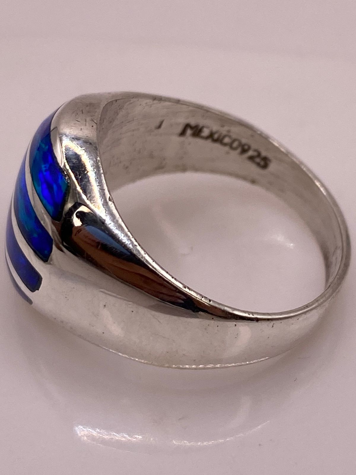 Anillo Moderno en Plata Ley 925 con Ópalo de Fuego Azul