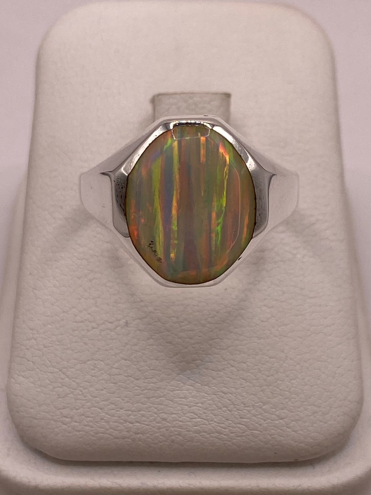 Anillo Octagonal con Ópalo de Fuego en Plata .950 en báscula mostrando peso