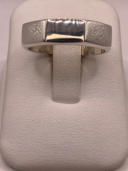 Anillo Octagonal Pulido en Plata .925, vista de detalle