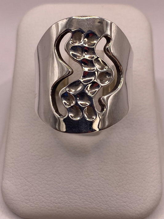 Anillo Ondas con Textura Martillada en Plata .925 en báscula mostrando peso