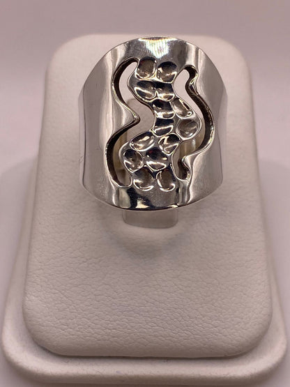 Anillo Ondas con Textura Martillada en Plata .925, vista lateral