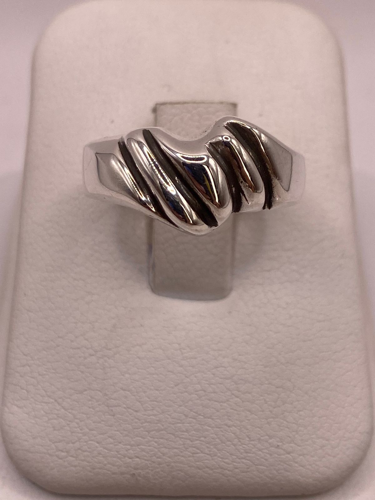 Anillo Ondulado Contemporáneo en Plata .925