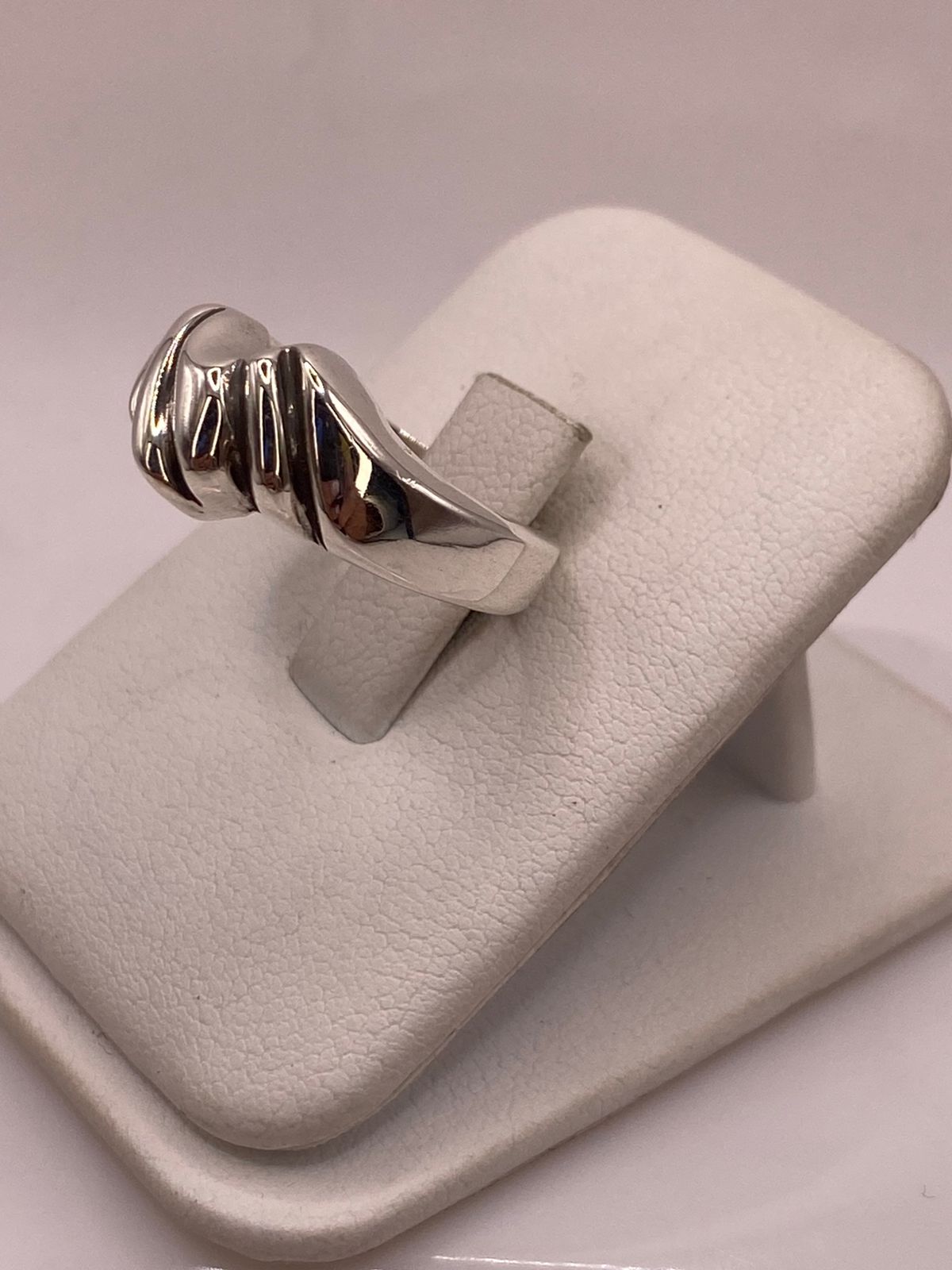 Anillo Ondulado Contemporáneo en Plata .925
