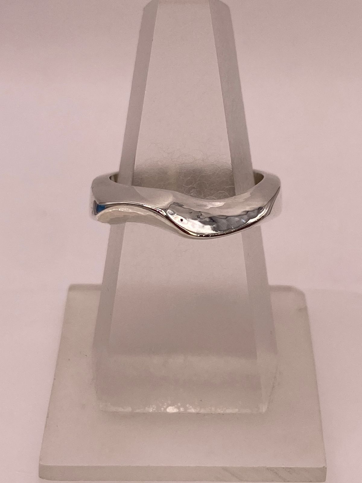 Anillo Ondulado Martillado en Plata .925