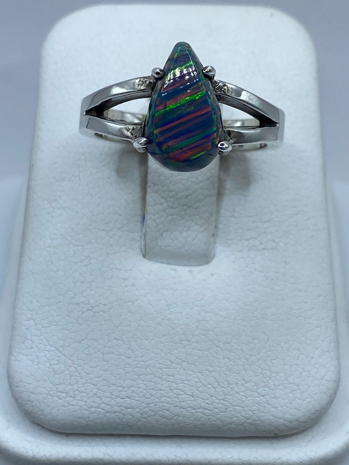 Anillo de Ópalo de Fuego Azul Multicolor en Plata .925 Diseño Moderno Elegante