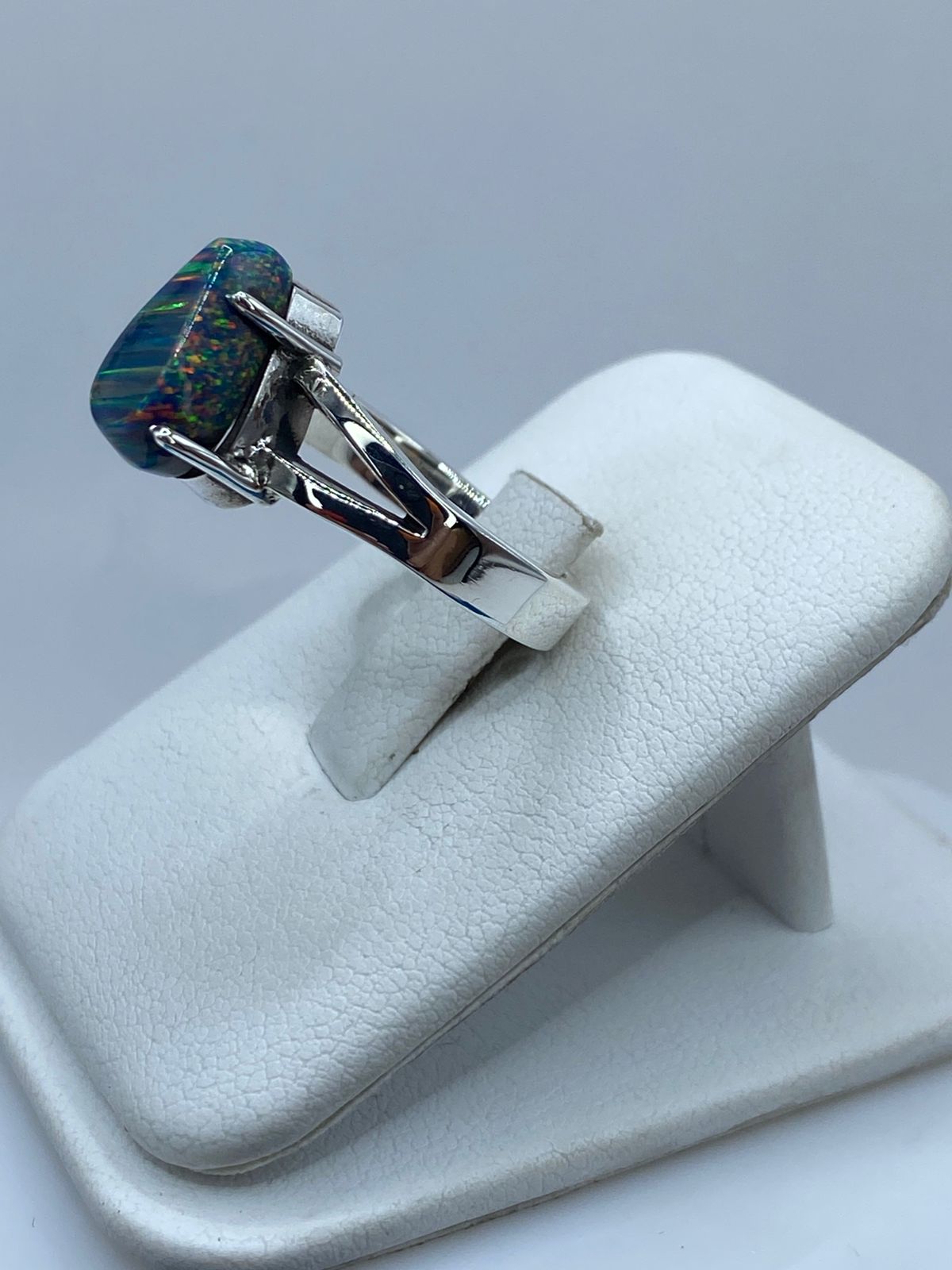 Anillo de Ópalo de Fuego Azul Multicolor en Plata .925 Diseño Moderno Elegante