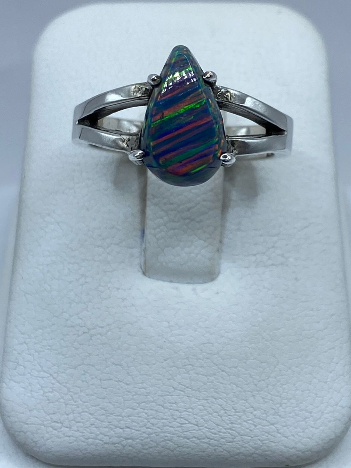 Anillo de Ópalo de Fuego Azul Multicolor en Plata .925 Diseño Moderno Elegante