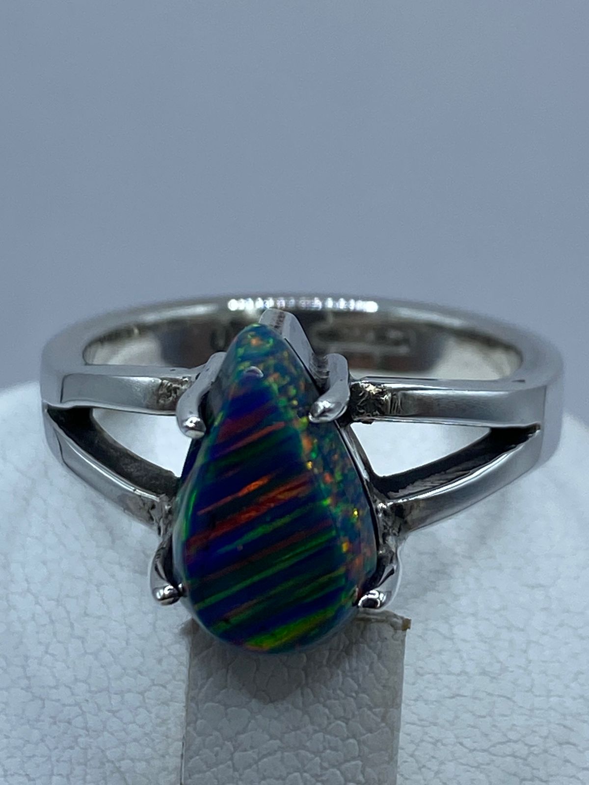 Anillo de Ópalo de Fuego Azul Multicolor en Plata .925 Diseño Moderno Elegante