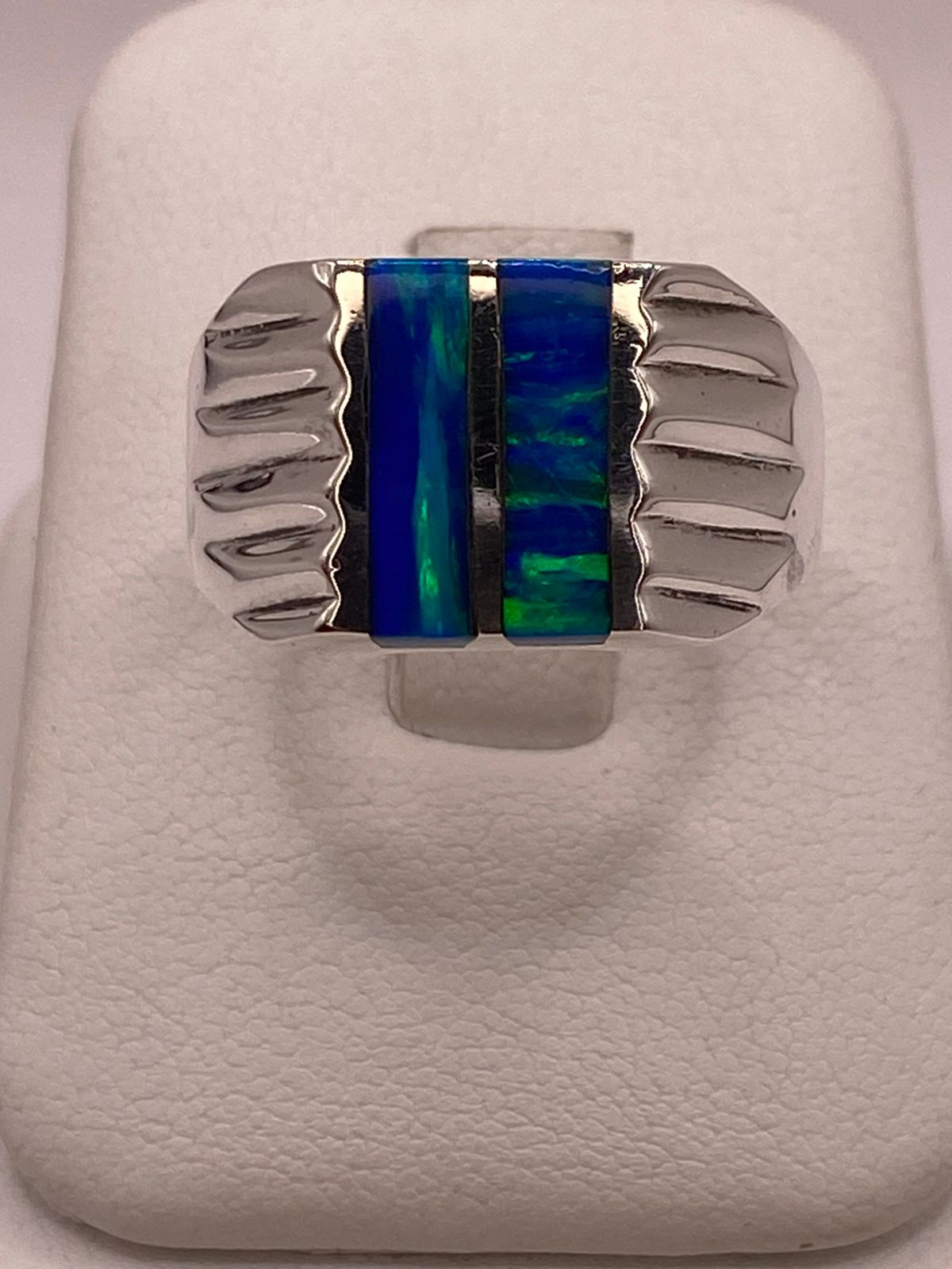 Anillo con Ópalo de Fuego Azul‑verde en Barras en Plata .950