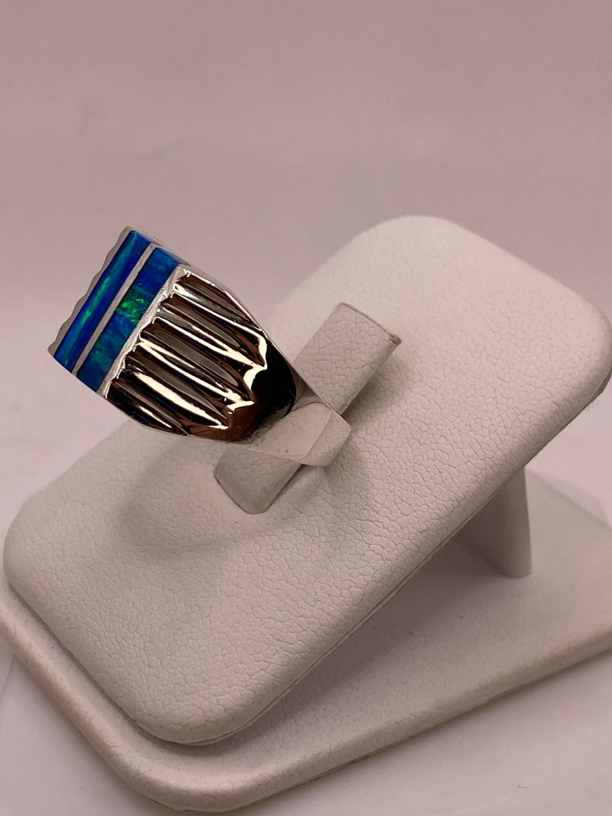 Anillo con Ópalo de Fuego Azul‑verde en Barras en Plata .950