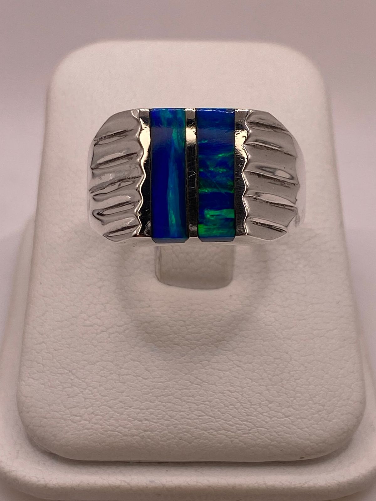 Anillo con Ópalo de Fuego Azul‑verde en Barras en Plata .950