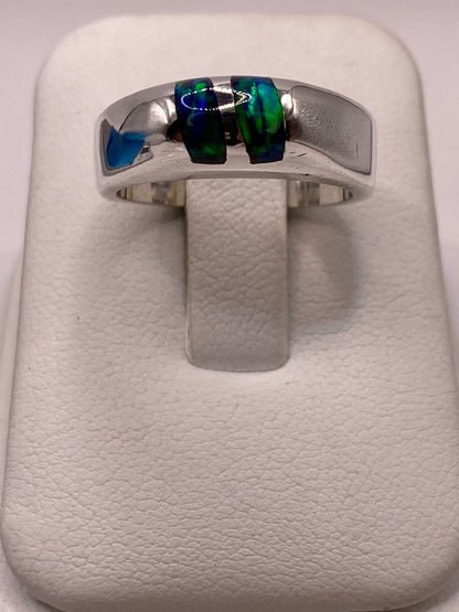 Anillo con Ópalo de Fuego Azul‑Verde en Plata Ley 925 – Diseño Moderno