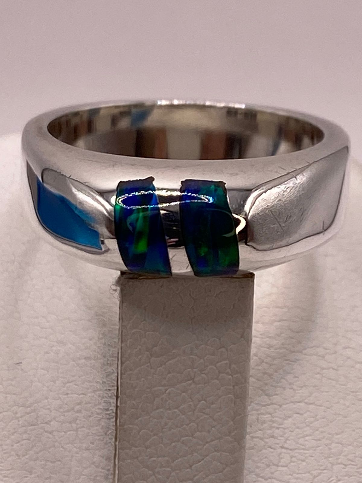 🔥 Anillo con Ópalo de Fuego Azul‑Verde en Plata Ley 925 – Diseño Moderno